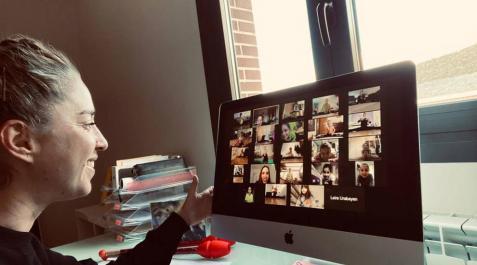 Uxue Almiñana, durante la clase de este miércoles, en la que se conecta con sus gimnastas a través de la aplicación Zoom. Uxue Almiñana, durante la clase de este miércoles, en la que se conecta con sus gimnastas a través de la aplicación Zoom.