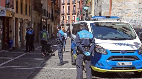 Fotos de la jornada de confinamiento por las calles de Pamplona Calles vacías, pañuelicos de San Fermín en los balcones por el 4 de abril, pocas personas a hacer la compra... El confinamiento por el coronavirus cambia el aspecto de Pamplona.