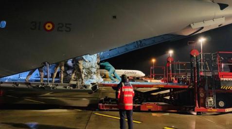 Avión del Ejército del Aire en la base de Torrejón descargando respiradores donados por Alemania. Avión del Ejército del Aire en la base de Torrejón descargando respiradores donados por Alemania.