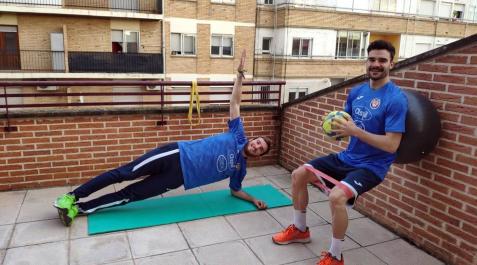 Los jugadores del Aspil Sergio González -a la izda.- y Ferran Plana realizan varios ejercicios físicos en la terraza de su casa en Tudela. Los jugadores del Aspil Sergio González -a la izda.- y Ferran Plana realizan varios ejercicios físicos en la terraza de su casa en Tudela.