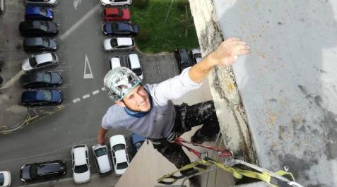 Iker Madoz Campistegui, este viernes tras acabar de trabajar en una de las fachadas de la avenida del Ejército en Pamplona. Iker Madoz Campistegui, este viernes tras acabar de trabajar en una de las fachadas de la avenida del Ejército en Pamplona.