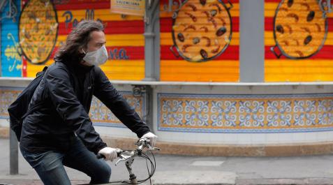Una persona se traslada en bicicleta en Valencia durante el trigésimo cuarto día del estado de alarma. Una persona se traslada en bicicleta en Valencia durante el trigésimo cuarto día del estado de alarma.