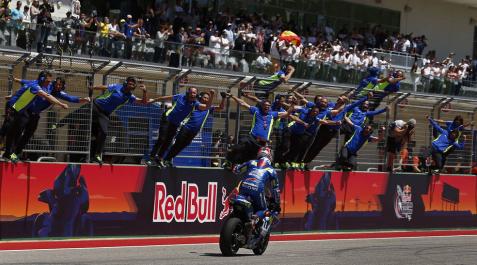 Rins aguanta a Rossi, aprovecha la caída de Márquez y gana en Austin Rins aguanta a Rossi, aprovecha la caída de Márquez y gana en Austin