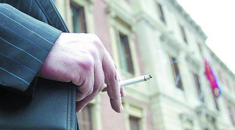 Los españoles gastan 7.300 millones en tabaco y 3.200 en alcohol al año Los españoles gastan 7.300 millones en tabaco y 3.200 en alcohol al año