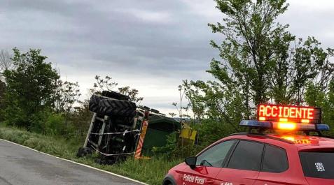 Ileso tras salirse de la vía con su cosechadora y volcar en Murillo el Cuende Ileso tras salirse de la vía con su cosechadora y volcar en Murillo el Cuende