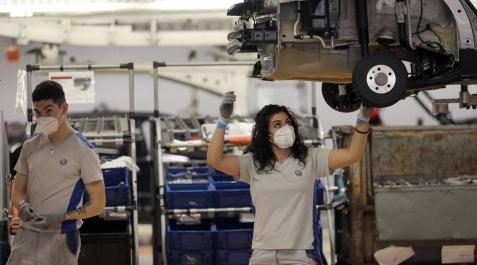 Fotos del regreso a la actividad en Volkswagen Navarra Tras seis semanas de parón, la producción de coches retornó este 27 de abril a Landaben.