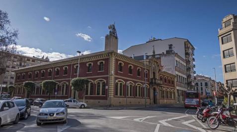 Ayuntamiento de Estella, en el arranque del paseo de la Inmaculada de la ciudad. Ayuntamiento de Estella, en el arranque del paseo de la Inmaculada de la ciudad.