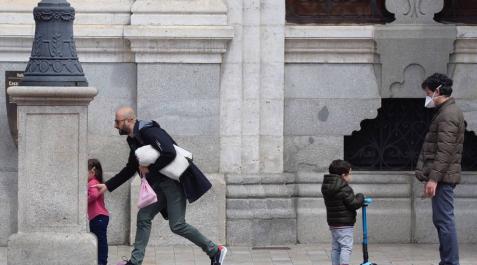 Dos padres, con sus hijos, en Valladolid. Dos padres, con sus hijos, en Valladolid.