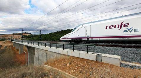 Un tren AVE en marcha. Un tren AVE en marcha.