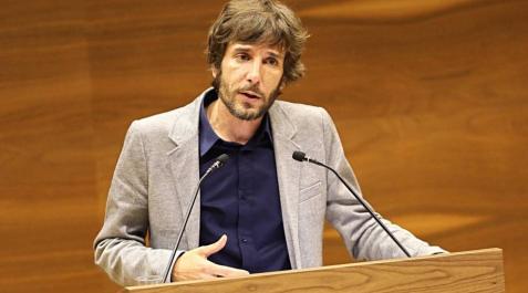 Mikel Buil, durante su intervención en el pleno de investidura. Mikel Buil, durante su intervención en el pleno de investidura.
