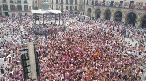 La AECC prende el cohete de fiestas de Tudela: La AECC prende el cohete de fiestas de Tudela: