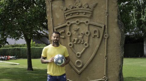 Rubén García posa junto al escudo de su equipo. Rubén García posa junto al escudo de su equipo.
