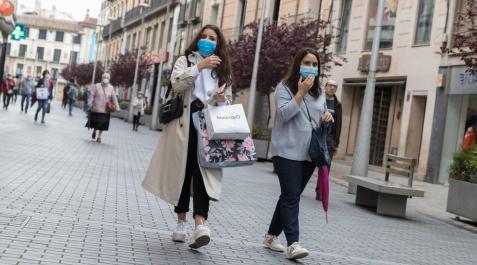 Dos jóvenes, con bolsas de compra, pasean por la calle Gaztambide-Carrera de Tudela. Dos jóvenes, con bolsas de compra, pasean por la calle Gaztambide-Carrera de Tudela.