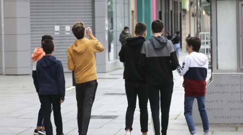 Adolescentes paseando por una calle de Pamplona