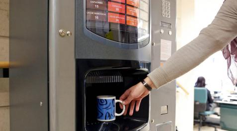 Una máquina de café de una oficina Una máquina de café de una oficina
