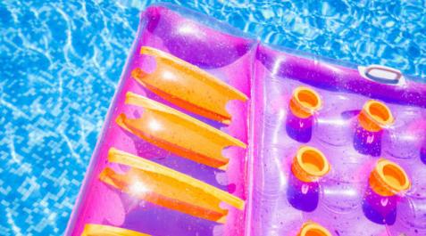 Imagen de una colchoneta sobre las aguas de una piscina Imagen de una colchoneta sobre las aguas de una piscina