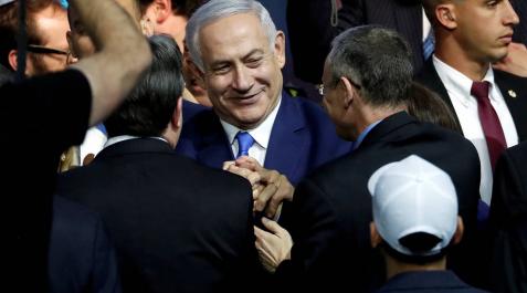 Netanyahu es felicitado por simpatizantes de su partido, el Likud. Netanyahu es felicitado por simpatizantes de su partido, el Likud.
