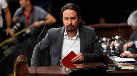 Pablo Iglesias se sube al estrado del Congreso de los Diputados. Pablo Iglesias se sube al estrado del Congreso de los Diputados.