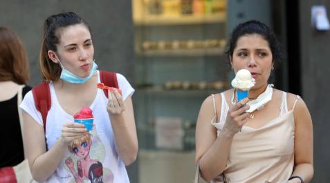 Dos jóvenes comen helado esta pasada semana en Pamplona. Dos jóvenes comen helado esta pasada semana en Pamplona.