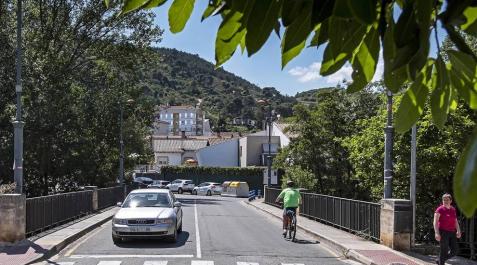 El puente de San Juan, con tráfico por un carril y acera más ancha El puente de San Juan, con tráfico por un carril y acera más ancha