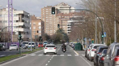 La 'llamativa' diferencia de semáforos en la calle Sadar La 'llamativa' diferencia de semáforos en la calle Sadar