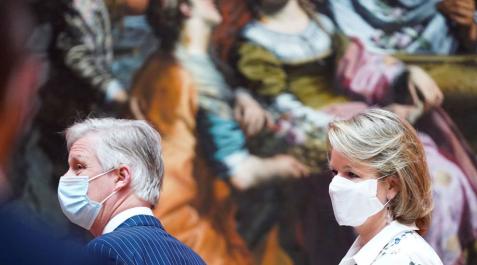 Los Reyes de Bélgica, Matilde y Felipe con mascarillas protectoras durante su visita al Museo Real de Bellas Artes de Bélgica. Los Reyes de Bélgica, Matilde y Felipe con mascarillas protectoras durante su visita al Museo Real de Bellas Artes de Bélgica.