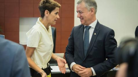 Chivite conversa con su homólogo en País Vasco, Iñigo Urkullu durante su toma de posesión, el pasado agosto. Chivite conversa con su homólogo en País Vasco, Iñigo Urkullu durante su toma de posesión, el pasado agosto.