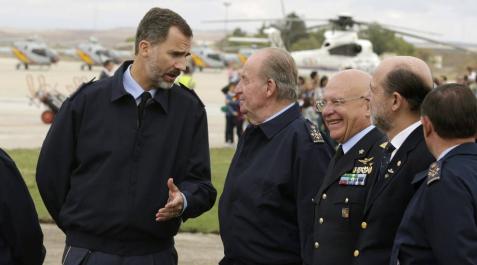 Los reyes Felipe VI y Juan Carlos I asisten al Festival Aéreo Internacional. Los reyes Felipe VI y Juan Carlos I asisten al Festival Aéreo Internacional.