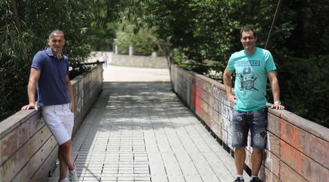 Momentos de la celebración del ascenso en el palco tras el encuentro, en la Plaza del Castillo con Mateo en la imagen y a pie de campo con Cruchaga aclamado por los aficionados. Momentos de la celebración del ascenso en el palco tras el encuentro, en la Plaza del Castillo con Mateo en la imagen y a pie de campo con Cruchaga aclamado por los aficionados.