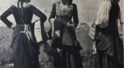 Una de las imágenes de Roncalesas (hacia 1920) del fotógrafo José Ortiz Echagüe. Una de las imágenes de Roncalesas (hacia 1920) del fotógrafo José Ortiz Echagüe.