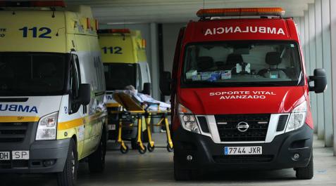 Una paciente, entre dos ambulancias, en el exterior del CHN. Una paciente, entre dos ambulancias, en el exterior del CHN.