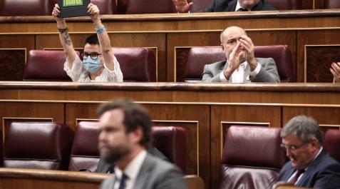 La diputada de ERC La diputada de ERC, Maria Carvalho Dantas, levanta un cartel durante una intervención de VOX en el debate de la conocida como 'Tasa Tobin'. La diputada de ERC La diputada de ERC, Maria Carvalho Dantas, levanta un cartel durante una intervención de VOX en el debate de la conocida como 'Tasa Tobin'.