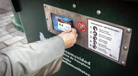 Una persona acerca su tarjeta a un contenedor en Azpilagaña. Una persona acerca su tarjeta a un contenedor en Azpilagaña.