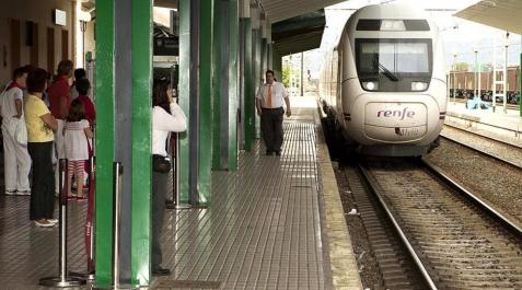 Llegada de turistas a la estación de tren de Pamplona_8 Llegada de turistas el sábado de Sanfermines 2011 a la estación de Renfe de Pamplona.
