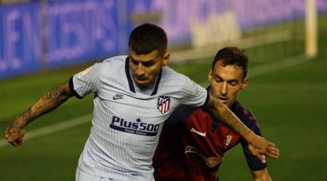 Correa y Unai García, en el partido Osasuna-Atlético. Correa y Unai García, en el partido Osasuna-Atlético.
