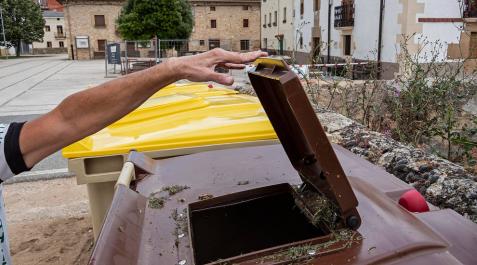 La 'boca' de los contenedores se reduce para evitar los voluminosos La 'boca' de los contenedores se reduce para evitar los voluminosos