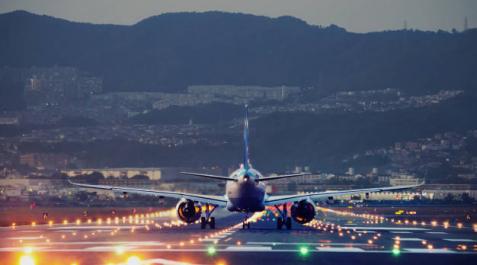 Imagen de un avión aterrizando en la pista Imagen de un avión aterrizando en la pista