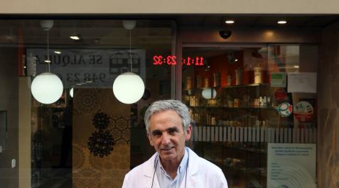 Pedro Iturria, titular de la única farmacia de Estafeta. Pedro Iturria, titular de la única farmacia de Estafeta.