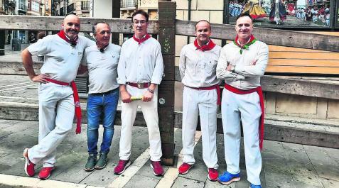 De izquierda a derecha, Gorka Cía, el ganadero Rafael Cruz, Daniel Azcona, Teo Lázaro e Iñaki García. Este sábado estarán en La Encina (Salamanca). De izquierda a derecha, Gorka Cía, el ganadero Rafael Cruz, Daniel Azcona, Teo Lázaro e Iñaki García. Este sábado estarán en La Encina (Salamanca).