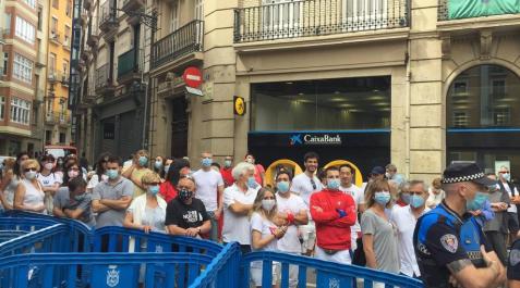 Exterior de la plaza Consistorial, con el aforo lleno y gente esperando, a las 11.50. Exterior de la plaza Consistorial, con el aforo lleno y gente esperando, a las 11.50.