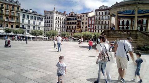Plaza del Castillo a las 11.45 Plaza del Castillo a las 11.45