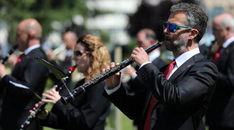 Fotos del homenaje de La Pamplonesa a los sanitarios en el CHN Música de La Pamplonesa este 7 de julio en el exterior del CHN
