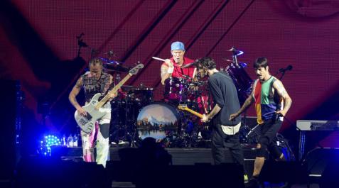 El grupo estadounidense Red Hot Chili Peppers, durante su actuación esta noche en el Festival Internacional de Benicassim. El grupo estadounidense Red Hot Chili Peppers, durante su actuación esta noche en el Festival Internacional de Benicassim.