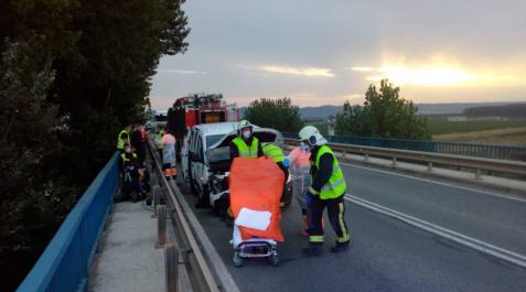 Bomberos trasladan a los heridos en Castejón. Bomberos trasladan a los heridos en Castejón.