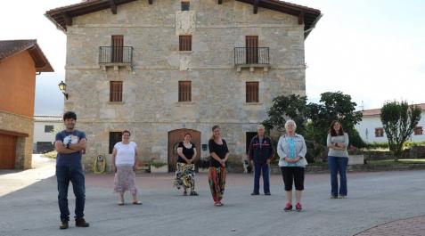 Desde la izquierda, Iñigo Landibar Goñi, María Pilar y María Jesús Beraza Huarte, Ainhoa Azkue Mínguez, Cruz Oteiza Bustingorri, Maritxu Irure Recalde, y María Manso Montes, frente a Casa Fructoso, ejemplo de la arquitectura de la zona. Desde la izquierda, Iñigo Landibar Goñi, María Pilar y María Jesús Beraza Huarte, Ainhoa Azkue Mínguez, Cruz Oteiza Bustingorri, Maritxu Irure Recalde, y María Manso Montes, frente a Casa Fructoso, ejemplo de la arquitectura de la zona.