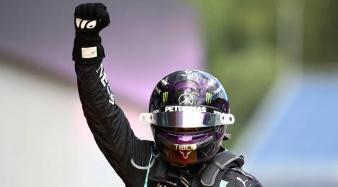 Lewis Hamilton celebra su victoria en el Gran Premio de Estiria. Lewis Hamilton celebra su victoria en el Gran Premio de Estiria.