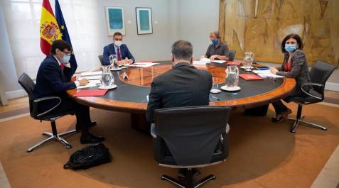 Sánchez analiza con Illa y Simón el centenar de brotes en España Sánchez analiza con Illa y Simón el centenar de brotes en España