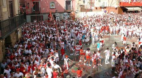 Cohete de fiestas de Corella El alcalde, Gorka García Izal, prendió la mecha del cohete de fiestas de Corella tras solicitar a los presentes “respeto y alegría” en las fiestas.