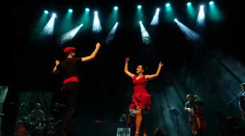 Dantzaris del grupo Lauarin dantzariak junto con Mielotxín Folk Taldea Dantzaris del grupo Lauarin dantzariak junto con Mielotxín Folk Taldea