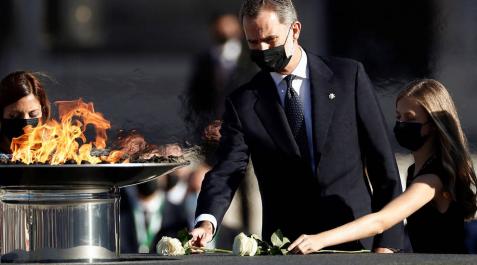 El rey Felipe VI, junto a su hija Leonor, Princesa de Asturias, realiza la ofrenda floral en el pebetero durante el homenaje de Estado a las víctimas de la pandemia del coronavirus.